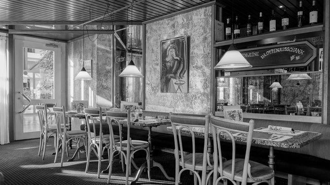 Abbildung des Gastraums des Restaurants in Schwarz/Weiss